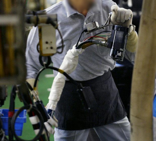 １００歳人生時代、工場での作業や清掃、警備などあらゆる仕事でシニアは戦力になっている（※写真はイメージです。本文とは直接関係ありません）　（ｃ）朝日新聞社