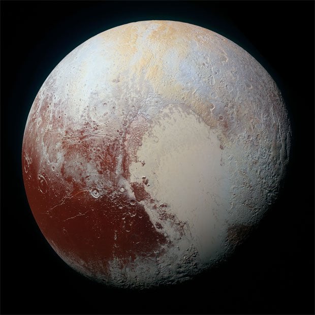 米探査機ニューホライズンズがとらえた冥王星の表面。青色光、赤色光、赤外線を合成した高解像度画像で、地表１．３キロまで見分けられる（写真：ＮＡＳＡ／ＪＨＵＡＰＬ／ＳｗＲＩ）