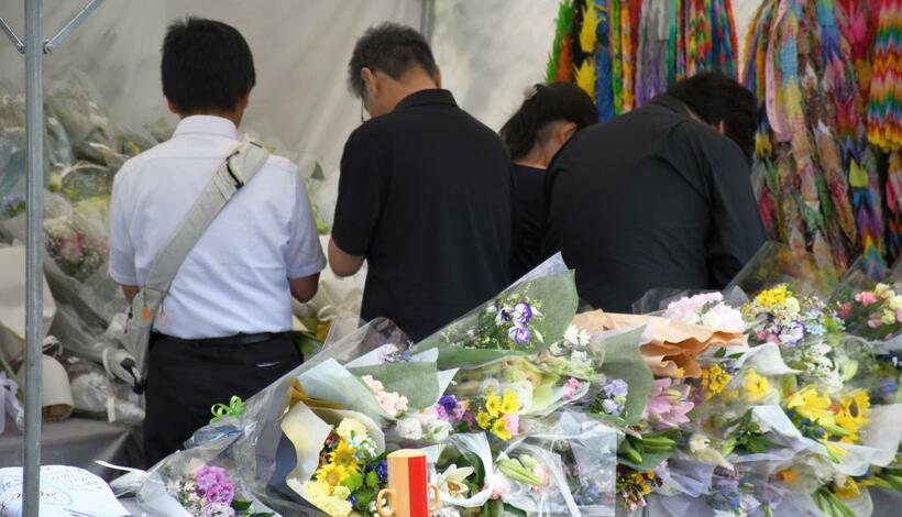 事件の現場近くに1カ月ほど設けられた献花台には多くの人が花を手向けた＝8月25日、撮影・多田敏男