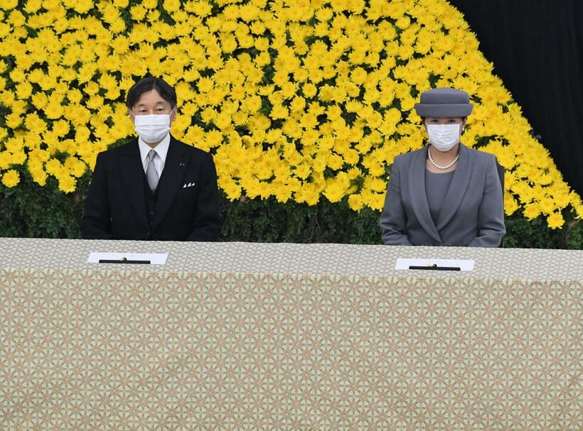 全国戦没者追悼式に出席した両陛下。コロナの影響で今年最後の外出を伴う公務と見られる　（ｃ）朝日新聞社