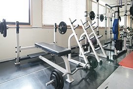 家の中で唯一、力を入れたトレーニング室。体中の筋肉を細かく鍛える機器がずらりと並ぶ、プライベートスペースだ。「2日に1回、数時間は体を鍛える時間を作ります」