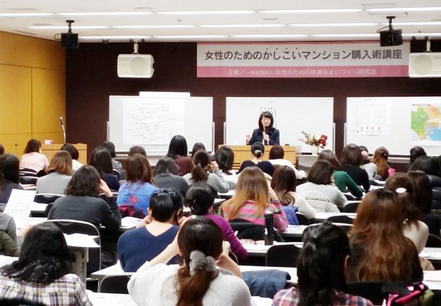 毎月開催される小島さんのマンション購入セミナーは、１００人規模の会場ほぼ満席になる（写真：「女性のための快適住まいづくり研究会」提供）
<br />