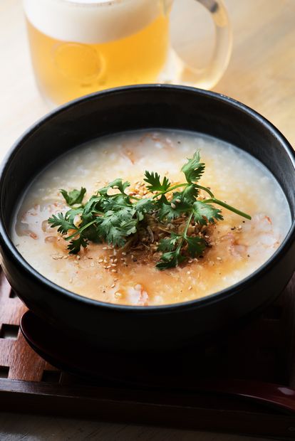 粥麺楽屋　喜々の「トムヤムクン粥」／厳選した白米・玄米・押し麦を、干し貝柱と数種類の野菜で取ったスープと合わせて作る、オリジナルの五分粥。ぷりぷりのエビの歯ごたえが楽しく、酸味と辛み、甘みが一体となったトムヤムクンの風味が食欲をそそる。９５０円（税込み）　（撮影／大島千尋）