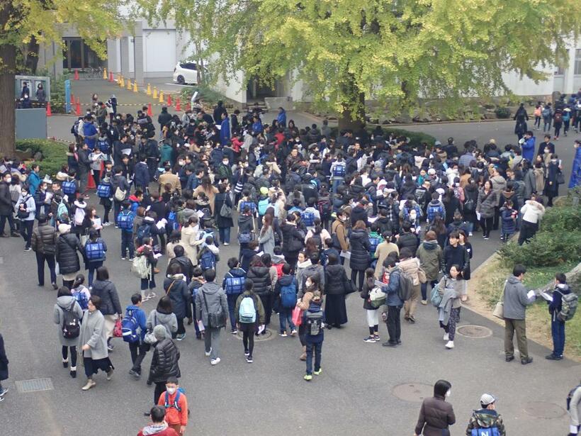 昨年１２月に千葉県習志野市であった中学校の推薦入試受験のために集まった受験生と保護者たち　（ｃ）朝日新聞社