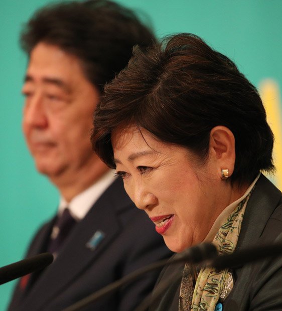 ８日午後、党首討論会に臨んだ希望の党の小池百合子代表（右）と自民党の安倍晋三総裁　（C）朝日新聞社