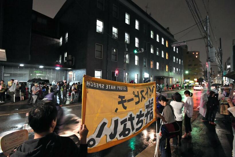 抗議などのため新潮社前に集まった人たち　（ｃ）朝日新聞社