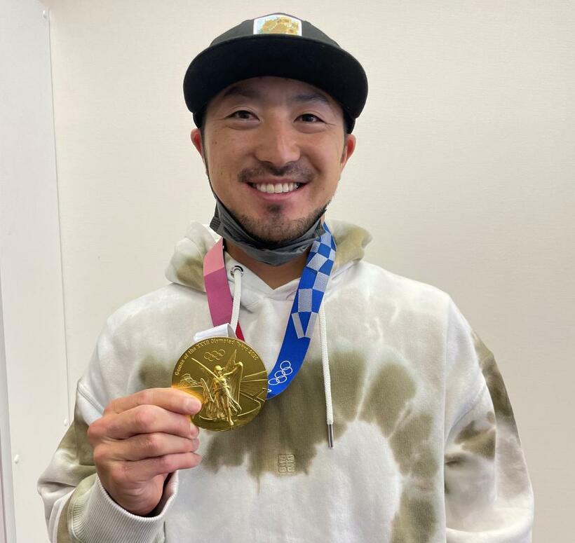 東京五輪で獲得した金メダルをかけた広島カープの菊池涼介（撮影・今西憲之）