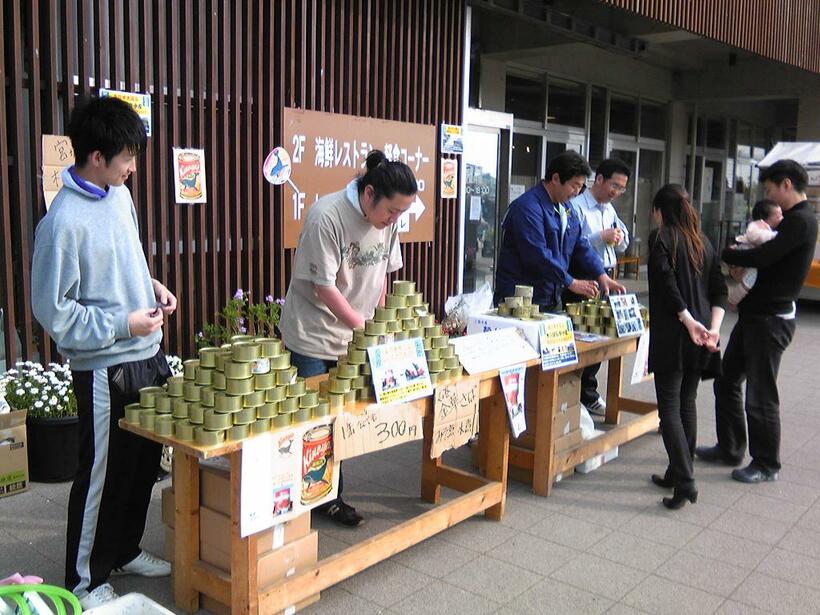 2011年5月、「希望の缶詰」の販売風景／木の屋石巻水産提供