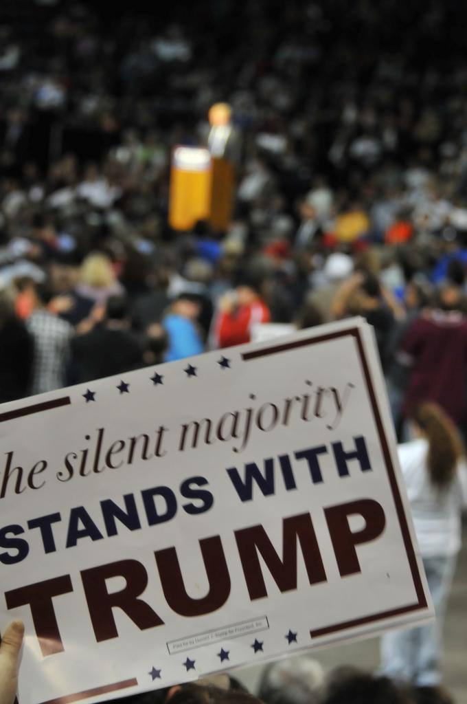 米大統領選でトランプ氏の支持者が掲げていたポスター。「サイレント・マジョリティー（声を上げてこなかった本当の多数派）はトランプを支持する」と書かれてある　（ｃ）朝日新聞社