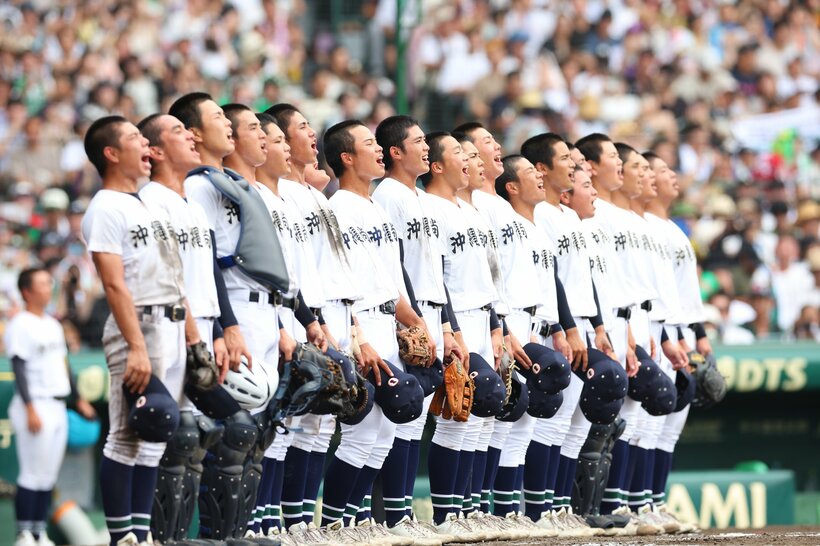 【決勝】勝利の校歌を歌う沖縄尚学ナイン（撮影／写真映像部・松永卓也）
