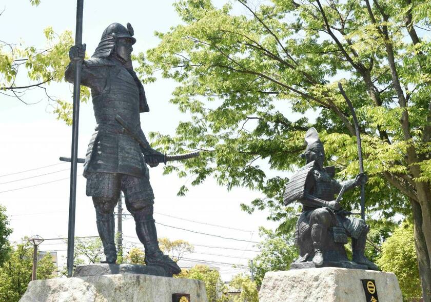 桶狭間古戦場公園にある織田信長（左）と今川義元の銅像
