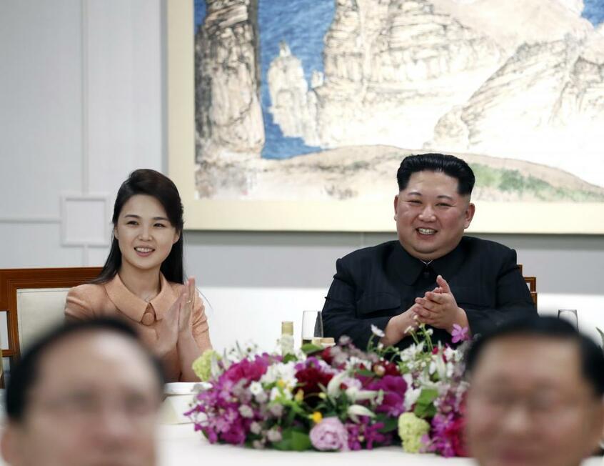 金正恩氏(右)と李雪主氏(Korea Summit Press Pool/gettyimages)