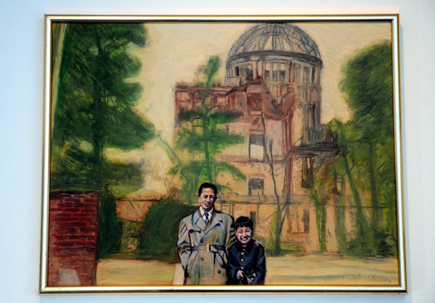 中学生の時に原爆ドームの前で父と撮った写真を基に増田さんが描いた絵