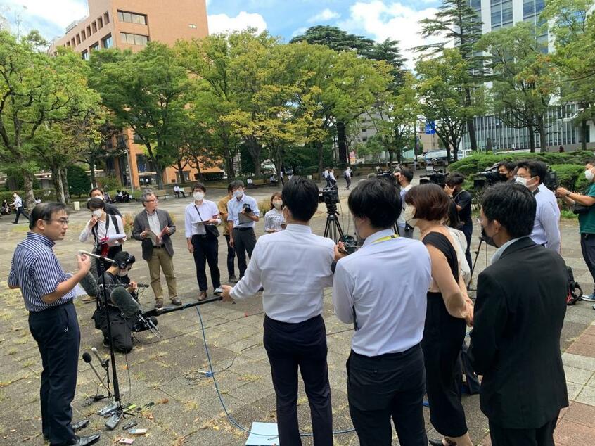 公開質問状提出後の千葉県政クラブによる取材。状況がのみ込みづらい記者からの質問に蓮田氏が感情的になる場面もあった(photo 三宅玲子)
