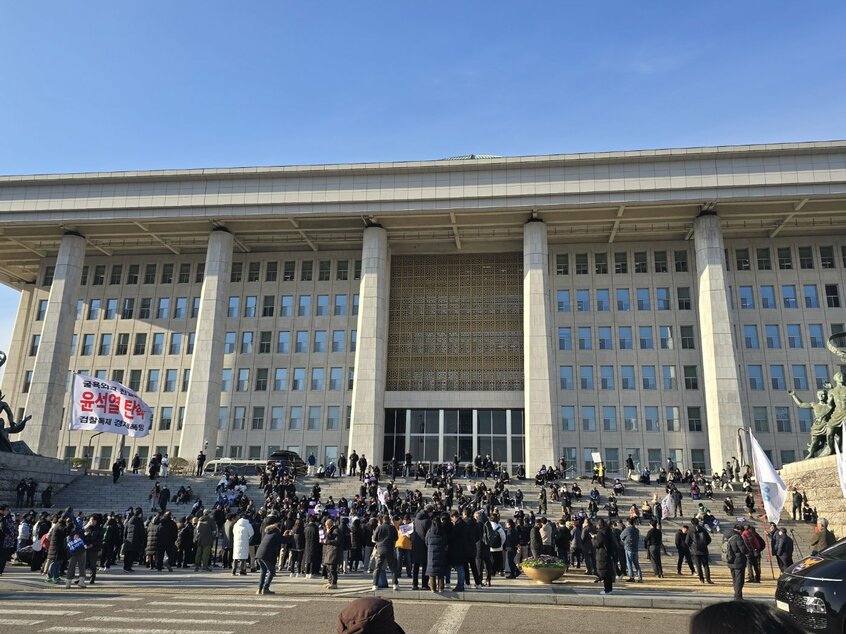 12月4日午後、国会前に市民が集まり、伊大統領を糾弾した( 写真=ノ·ミンハ)