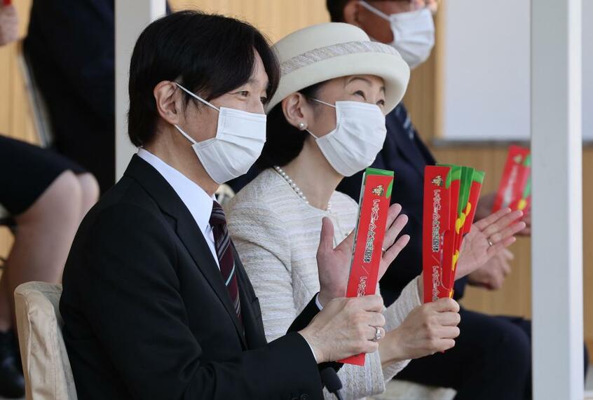 第22回全国障害者スポーツ大会の開会式で歓迎演技を観覧する秋篠宮ご夫妻/10月29日、宇都宮市