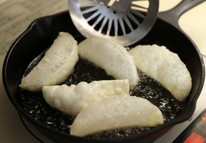 半分に切った餃子の皮を170℃程度の油でカラッと揚げ、油を切っておく。(撮影/写真映像部・松永卓也)
