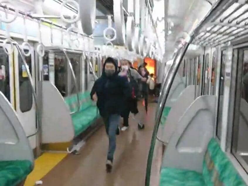 京王線車内で火の手があがり、逃げる乗客たち(SNSより)