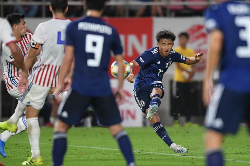 5日のパラグアイ戦に2-0で勝利した日本代表。右サイドからステップを刻んで切り込む久保を止められる選手はいなかった (c)朝日新聞社