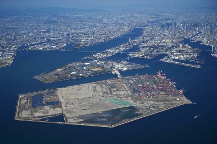 大阪市此花区の人工島・夢洲。中央奥がIR建設予定地、左側から手前にかけてが2025年大阪・関西万博会場