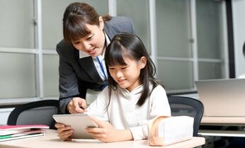 広まるデジタル教科書、紙の教科書とどう違う? 「紙かデジタルか二項対立の議論をしている段階ではない」と専門家