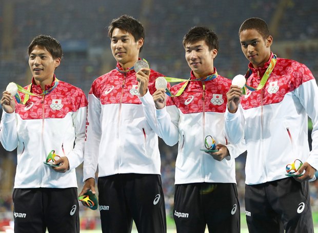 リオ五輪400メートルリレーで銀メダルを獲得した（左から）山県、飯塚、桐生、ケンブリッジ。