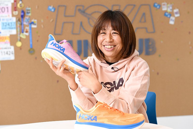 「包まれているような安定感があって、とにかく気持ちいい」と福士さん。トップスは「PULLOVER」