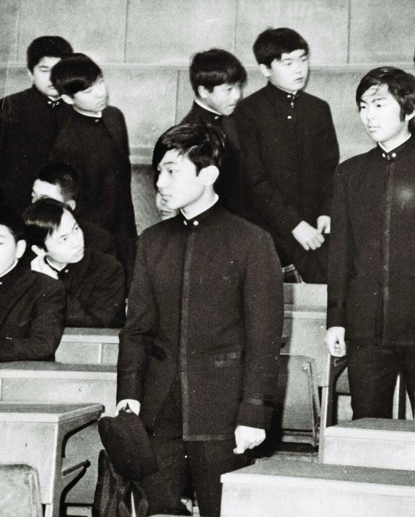 1975年学習院高等科入学式に出席された浩宮さま（当時）。このころから未来の天皇への準備を始められた