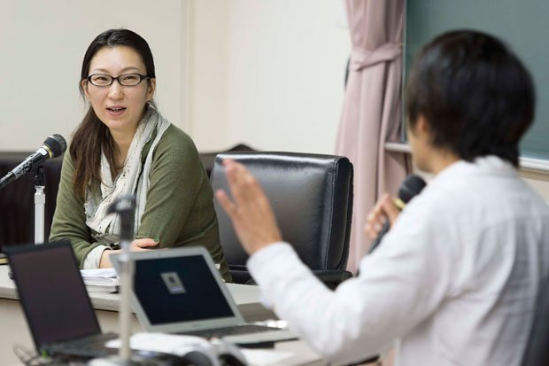 三浦しをんさん（左奥）と小久保英一郎さん（右手前）の対談の様子（撮影／写真部・関口達朗）