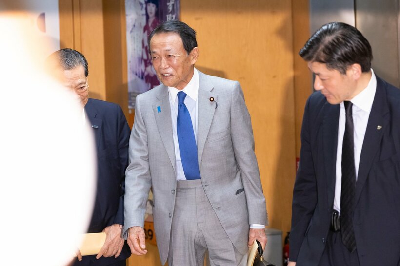 総会を終え、会場を後にする麻生太郎元首相