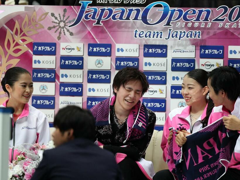 ●共にジャパンオープンに出場した選手たちに出迎えを受ける（撮影／写真部・加藤夏子）
