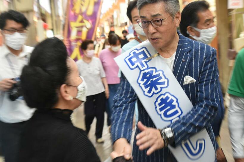 参院選の選挙活動中、握手に応じる中条きよし氏＝２０２２年６月３０日