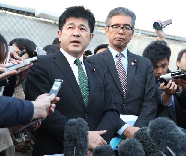 23日に籠池氏と接見した今井議員（左）と宮本議員　（ｃ）朝日新聞社
