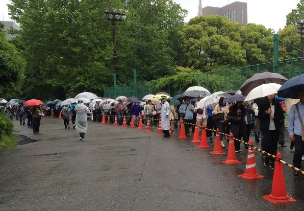 傍聴券を求める人々の長蛇の列（撮影・河嶌太郎）