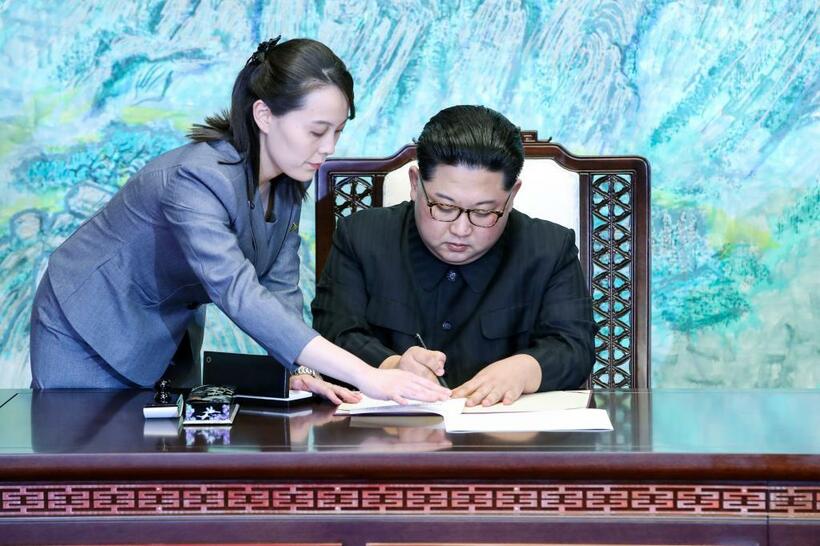 北朝鮮の金正恩総書記（右）と妹・与正氏（C)朝日新聞社