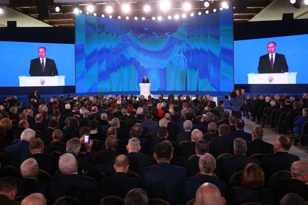 大統領選直前の３月１日に教書演説をしたプーチン大統領。事実上の勝利宣言となった演説で、対米意識をむき出しにした　（写真：ｇｅｔｔｙｉｍａｇｅｓ）