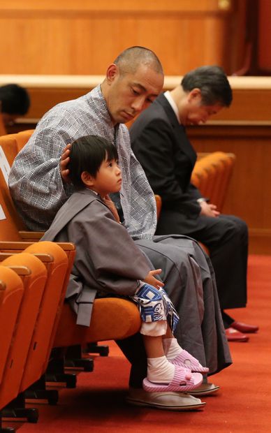 舞台の安全を祈願する海老蔵さんと長男の勸玄君　（ｃ）朝日新聞社
