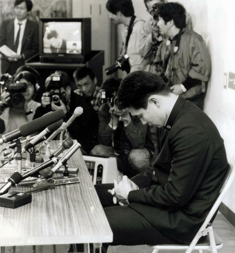 巨人に１位指名されず、ドラフト中継のテレビにも目もくれずに肩を落とす上宮高の元木大介＝１９８９年１１月２６日