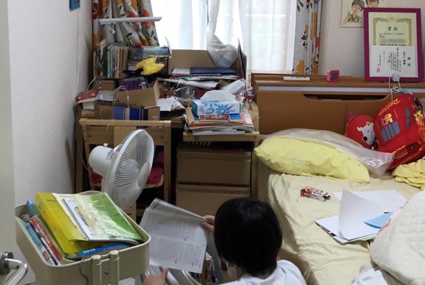 Before　学習机も床も物置化した子ども部屋。スペースが無くクローゼットも明けられません　（C）NPO法人tadaima！　（※画像の一部を加工しています）