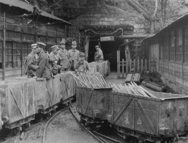 足尾銅山に入坑する作業員。日本では鉱山業などに産業革命の波が来た（１９４７年、栃木県の足尾銅山で）　（ｃ）朝日新聞社