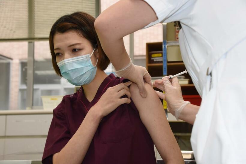 国内でも新型コロナウイルスワクチンの接種が進み、じきに高齢者への接種も始まる。人口統計から考えれば、高齢者が、接種後に偶然亡くなるケースはありうるという　（ｃ）朝日新聞社