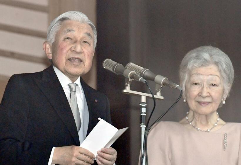 誕生日におことばを述べる天皇陛下と美智子さま＝２０１８年１２月　（ｃ）朝日新聞社