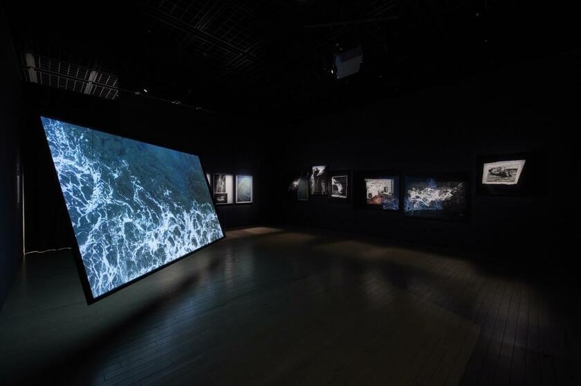 「記憶は地に沁み、風を越え　日本の新進作家 ｖｏｌ． １８、東京都写真美術館（２０２１）（ｃ）Ｋｅｎｊｉ Ｔａｋａｈａｓｈｉ」での吉田さんの展示（ｐｈｏｔｏ　写真部・高野楓菜）