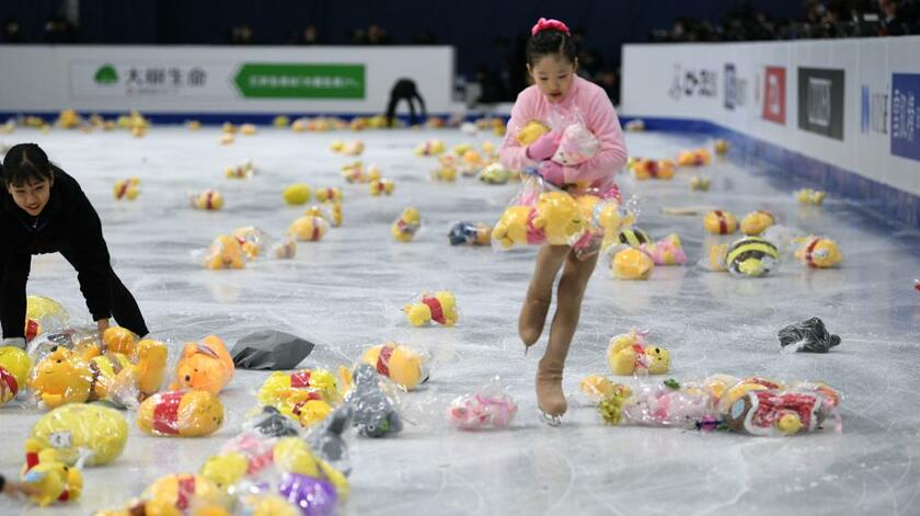 羽生結弦の演技後、たくさんのプーさんが投げ入れられた試合会場