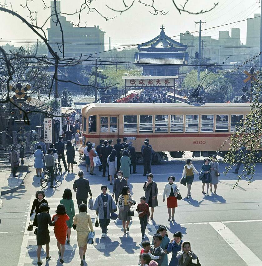 東京・上野の不忍池。弁天堂を望む。色鮮やかなファッションが、いきいきとした東京を感じさせる（撮影／諸河久：１９６９年４月１２日）