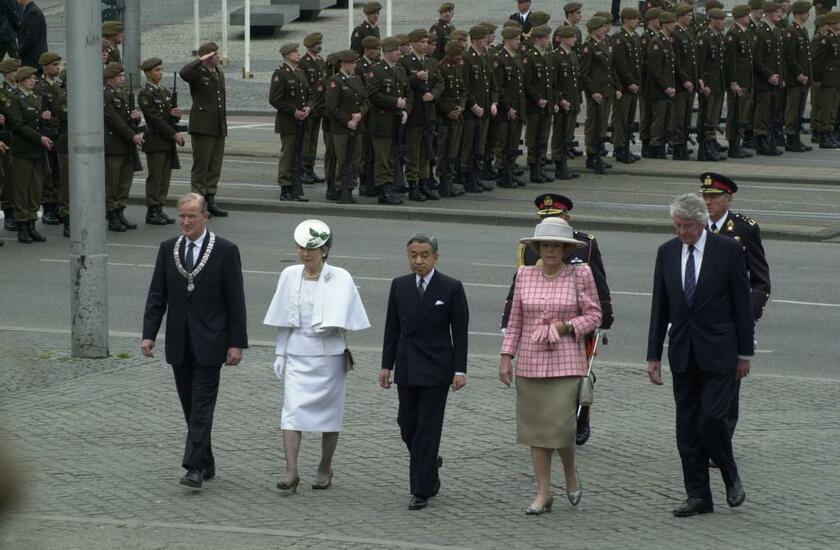 2000年オランダ訪問。戦没者記念碑に向かうベアトリックス女王。右端はウィム・コック首相。左端はスヘルト・パテイン・アムステルダム市長