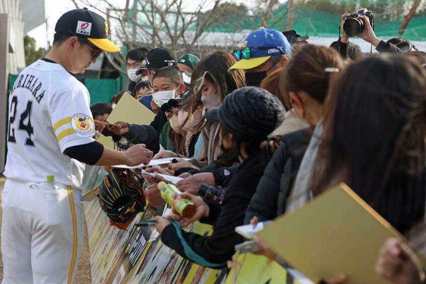 ファンにサインをするソフトバンクの栗原選手