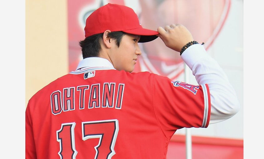 2017年12月、エンゼルスへの入団を決めて会見した大谷翔平(日刊スポーツ)