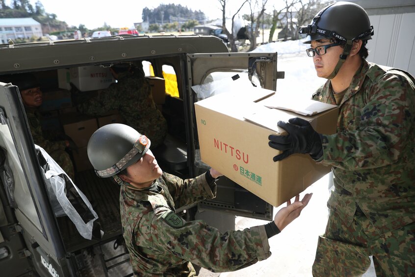 石川県珠洲市で5日、支援物資の計画的な配送が始まった。約50カ所の避難所に向け、自衛隊員が物資を積み込んでいた。届けられるのは県内外から集まった1、2日分の水やパン、アルファ化米などの食料。担当者によると、避難者数や物資の有無など避難所の情報が集まらず、5日の配送開始になったという
