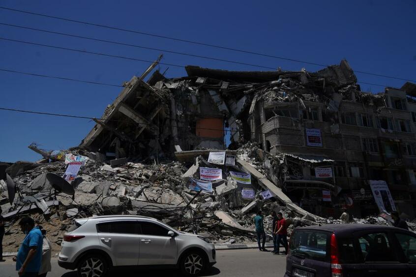 パレスチナ自治区ガザで、イスラエル軍の空爆によって破壊された商業ビル (c)朝日新聞社